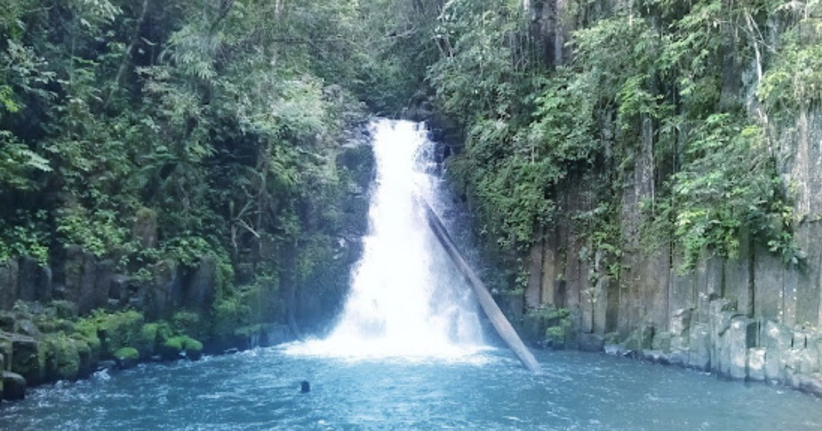 Jelajahi keindahan Air Terjun Batu Betiang di Bengkulu, sebuah destinasi wisata alam yang memukau dengan air terjun yang jatuh deras di tengah hutan tropis. Nikmati suasana sejuk dan pemandangan alami yang menenangkan, sempurna untuk petualangan dan relaksasi di alam bebas.
