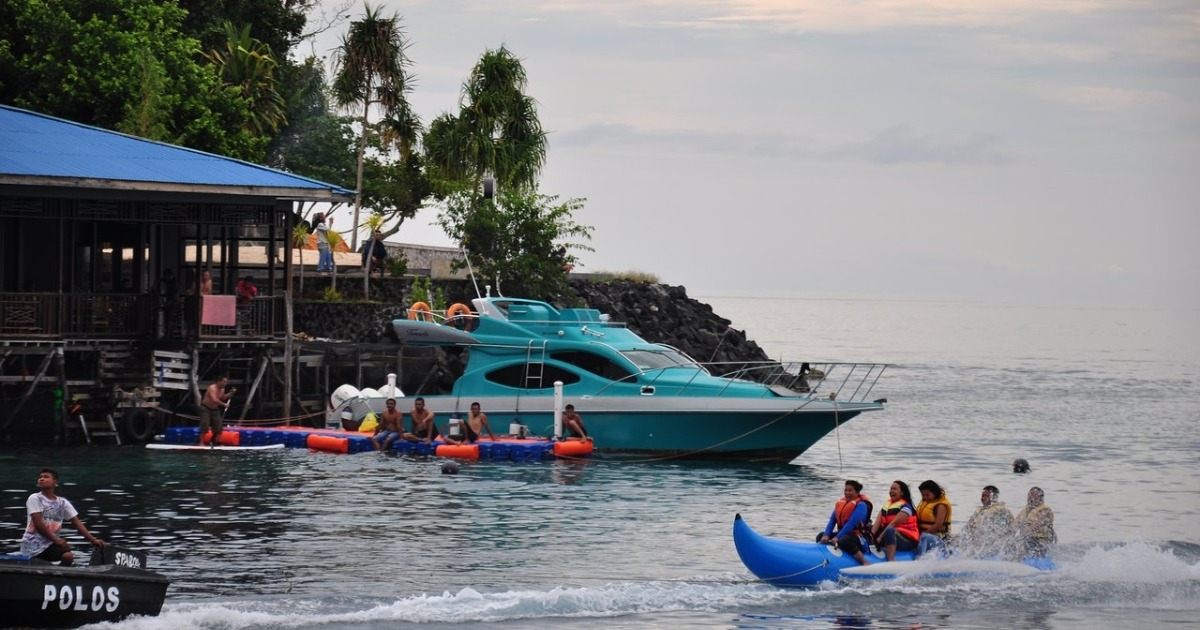 Keindahan tersembunyi Jikomalamo Beach di Ternate, dengan pasir putih yang halus dan air laut yang jernih berkilau di bawah sinar matahari. Dikelilingi oleh pemandangan alam yang mempesona, pantai ini menawarkan ketenangan yang sempurna, menjadikannya tempat yang ideal untuk melarikan diri dari keramaian dan menikmati keindahan alam tropis yang masih alami.