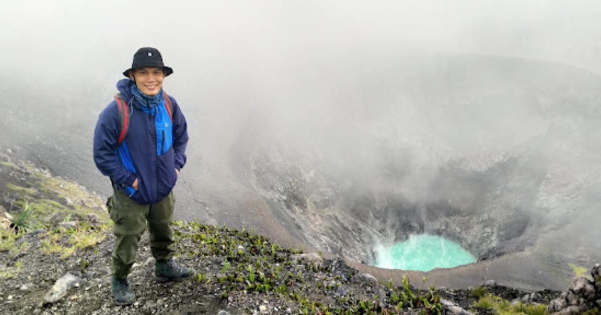 Jelajahi keindahan Kawah Hijau Gunung Kaba di Bengkulu, destinasi wisata alam yang menakjubkan dengan air kawah berwarna hijau yang unik.