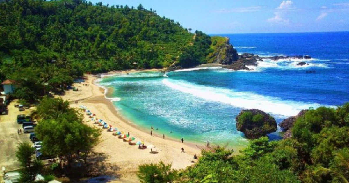 Pesona pantai-pantai di Yogyakarta, dengan ombak yang menghantam batu karang dan pasir putih yang memukau. Suasana sejuk angin laut dan panorama alam yang indah menciptakan tempat yang sempurna untuk bersantai, menikmati matahari terbenam, atau menjelajahi pesona alam yang masih asri dan alami.