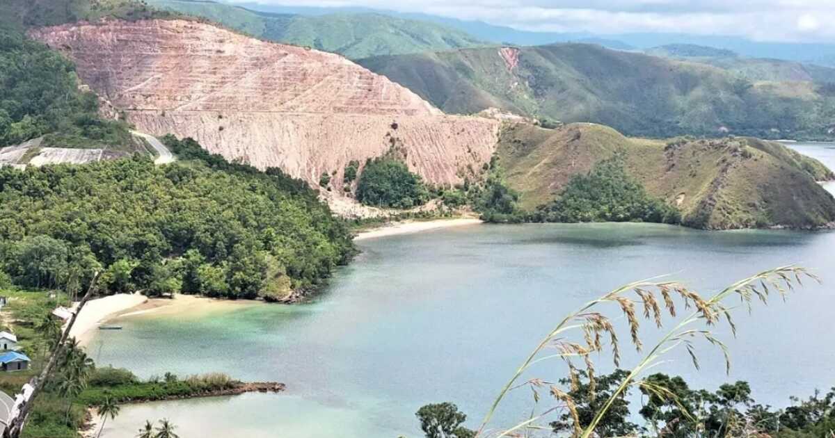 Gunung Botak di Manokwari Selatan, Papua Barat. Dikelilingi oleh hutan tropis yang lebat dan pemandangan pegunungan yang memukau, Gunung Botak menawarkan keindahan alam yang masih asri dan menenangkan. Puncak gunung yang menjulang tinggi, kabut yang melapisi lerengnya, serta udara sejuk menjadikannya sebagai salah satu destinasi alam yang menakjubkan untuk para petualang dan pecinta alam.