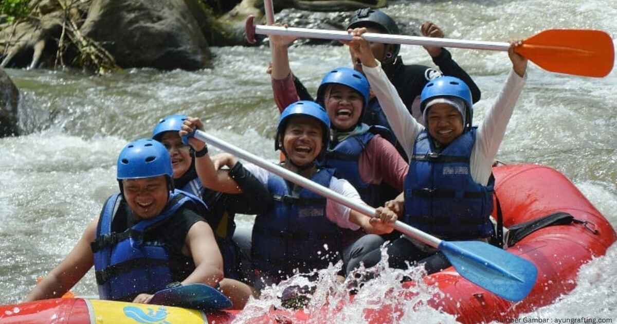 Menikmati aktivitas rafting di Sungai Ayung, Bali, dikelilingi oleh pemandangan alam yang hijau dan pegunungan yang memukau