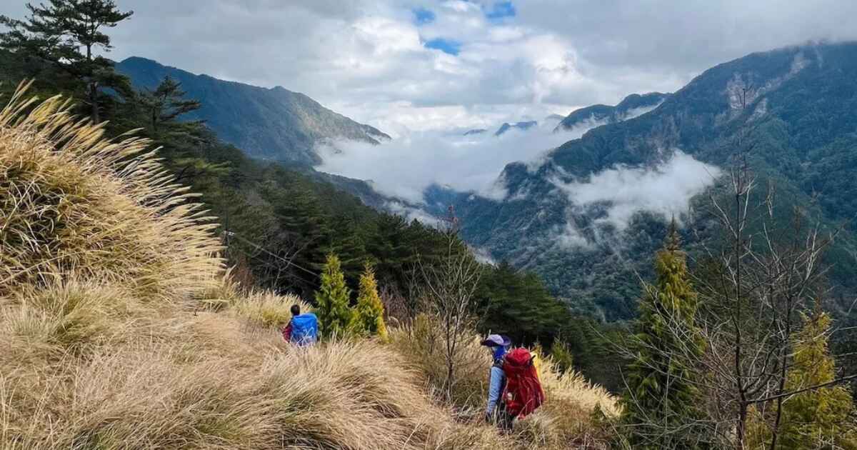 Apa perbedaan mendaki gunung di siang hari dan malam hari