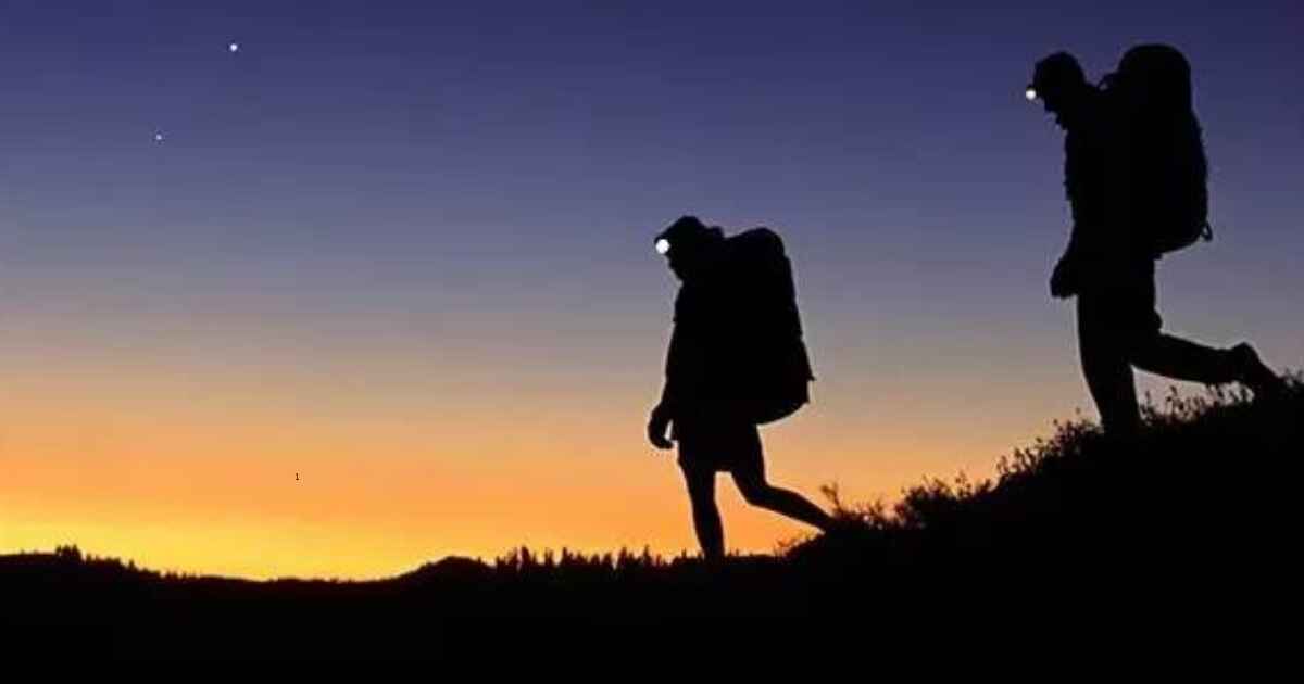 Mendaki gunung di malam hari bisa menjadi pengalaman yang luar biasa dan menantang. Namun, aktivitas ini memerlukan persiapan ekstra dan pengetahuan yang mendalam untuk memastikan keselamatan dan kenyamanan selama perjalanan.