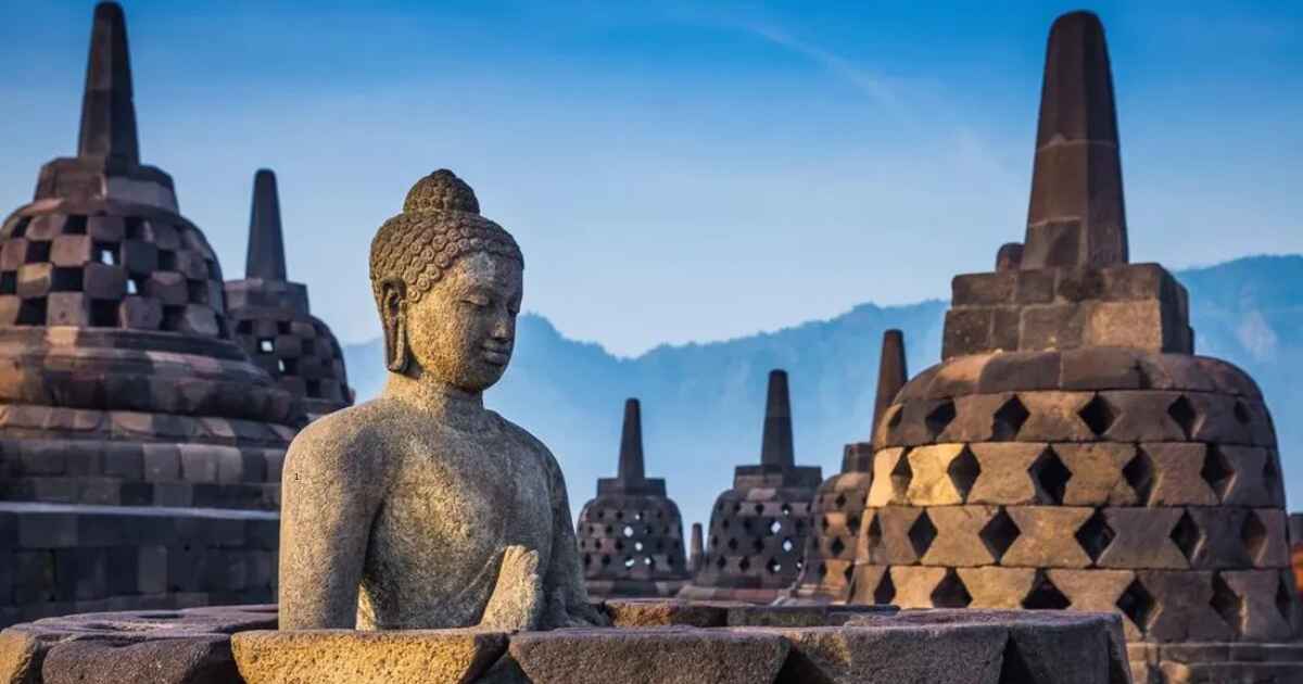 Candi Borobudur adalah salah satu destinasi wisata paling ikonik di Indonesia.